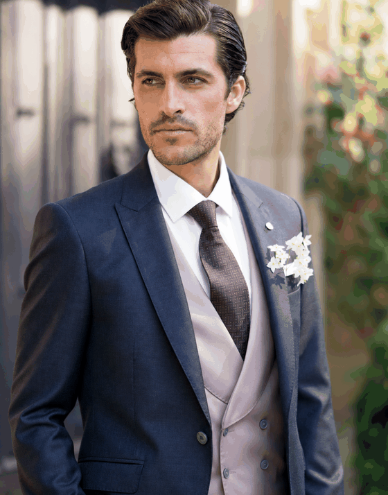 Tres looks de novio: azul grisáceo, azul petróleo y traje oscuro con chaleco salvia