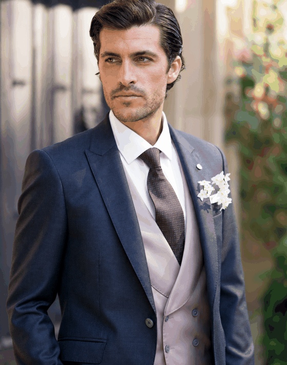 Tres looks de novio: azul grisáceo, azul petróleo y traje oscuro con chaleco salvia