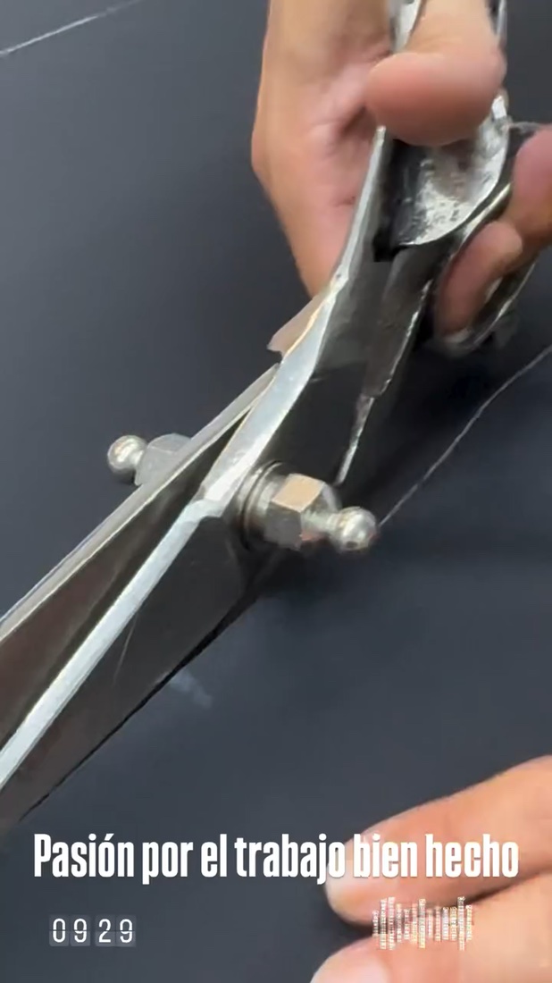 Tijera cortando un tejido: fotograma real del taller